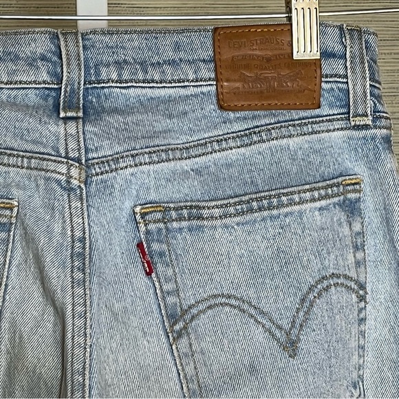 Levi’s Premium Wedgie Jeans Womens 26 Light Blue Wash Denim Straight Button Fly - Picture 6 of 6
